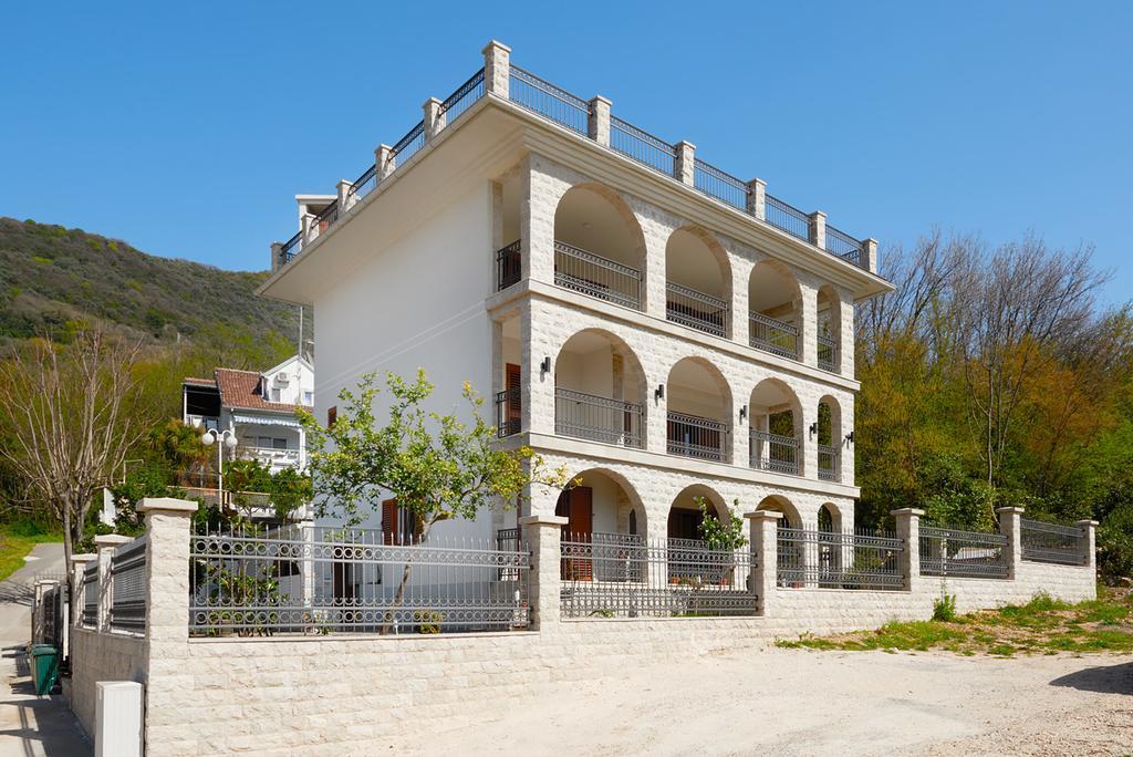 Apartments Rajsko Mjesto Tivat Buitenkant foto